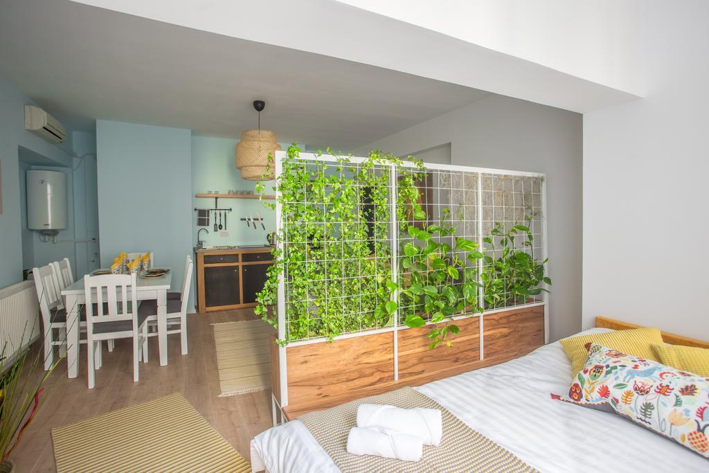 Garden By Urbanesq Apartment *